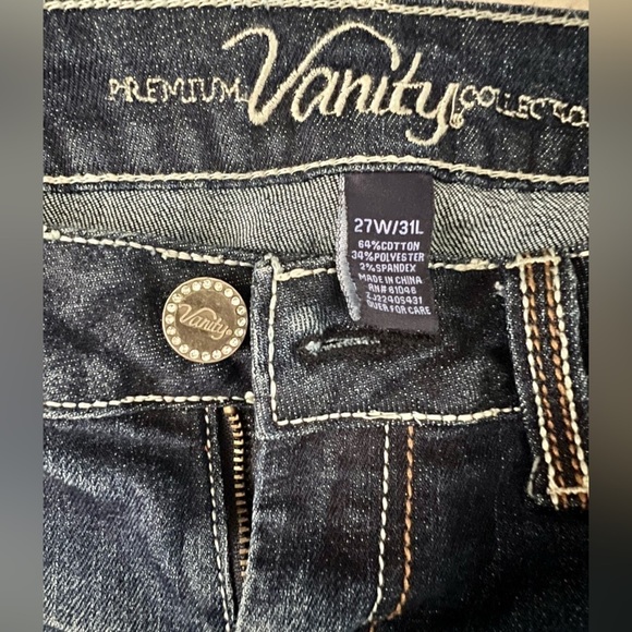 Vanity women’s blue jeans size 27W/31L. Back detail on pockets barely worn - Picture 3 of 4